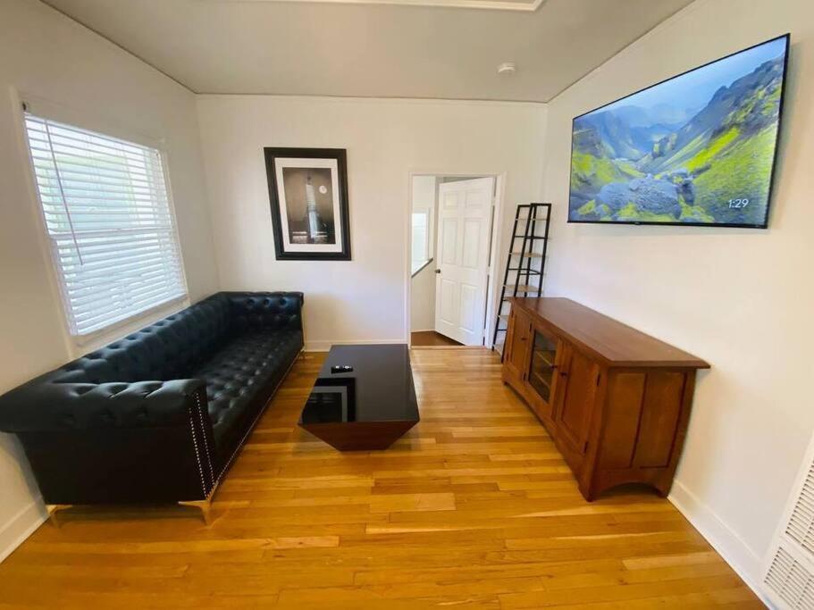 Chalet Chic 1,400 Sq Ft In Weho 2br 2ba Gated *